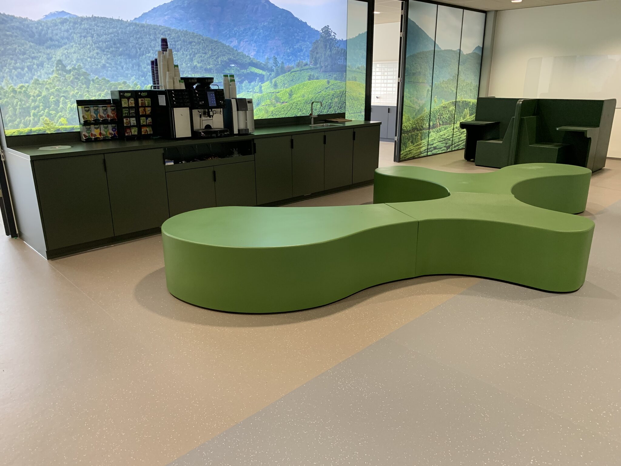 PVC Tarkett vloer in moderne kantine met design meubilair