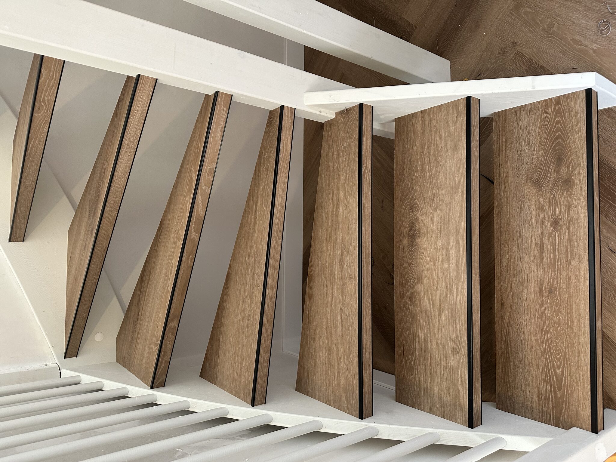 PVC trapbekleding met houtlook in maisonette Almere