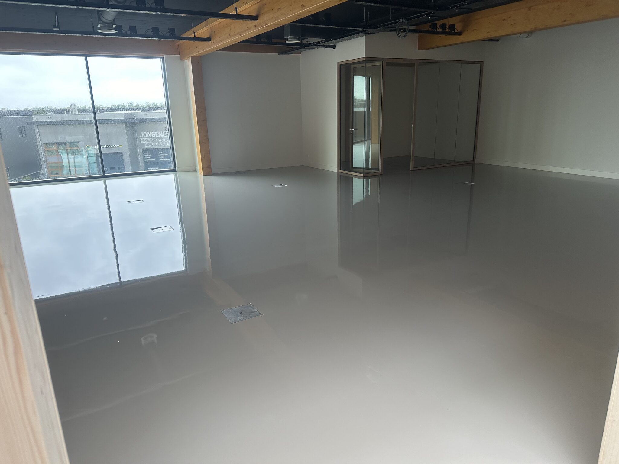 Tapijttegels bedrijfspand Alphen aan den Rijn - foto 4