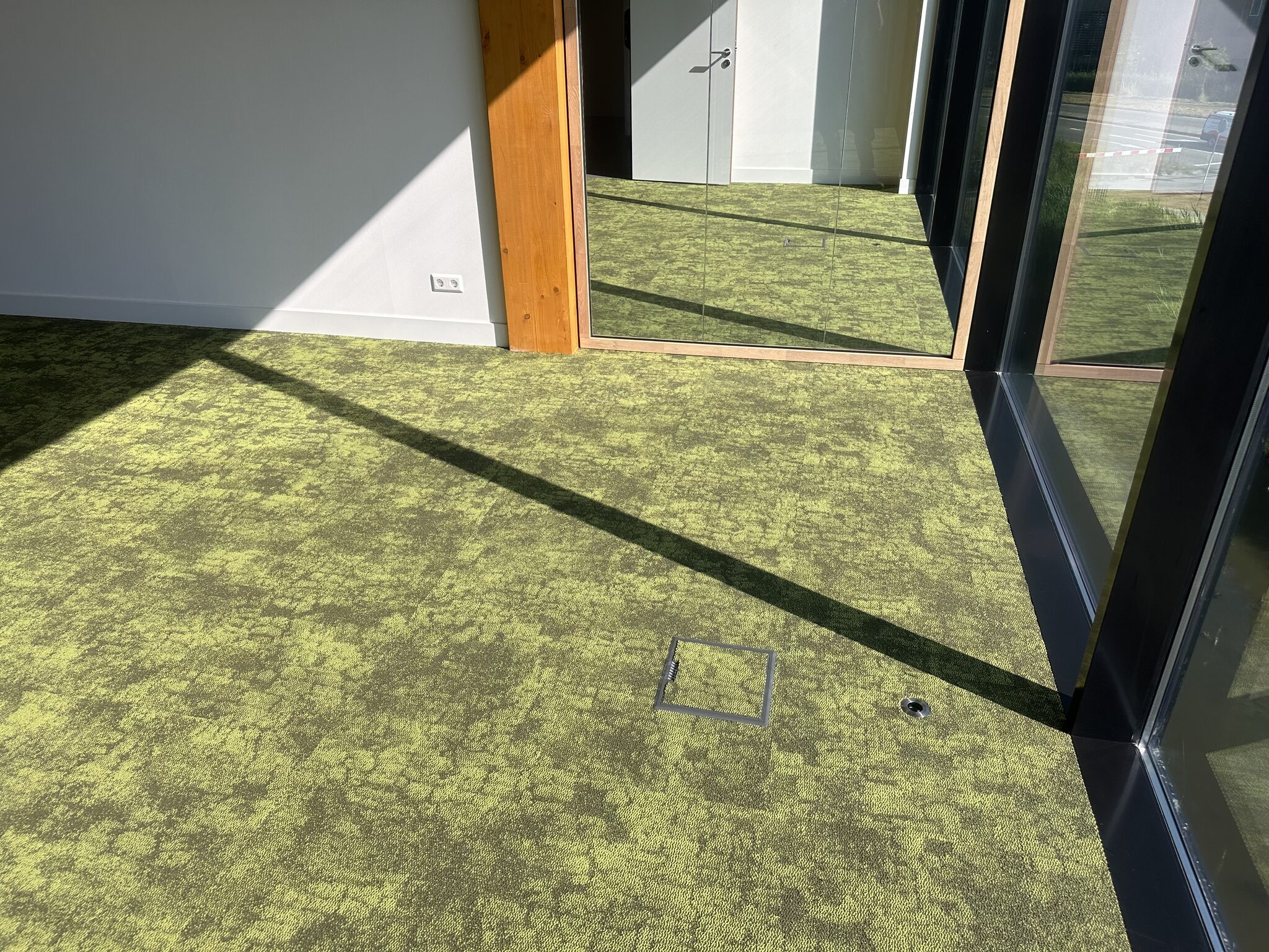 Groene tapijttegels in modern bedrijfspand Alphen aan den Rijn